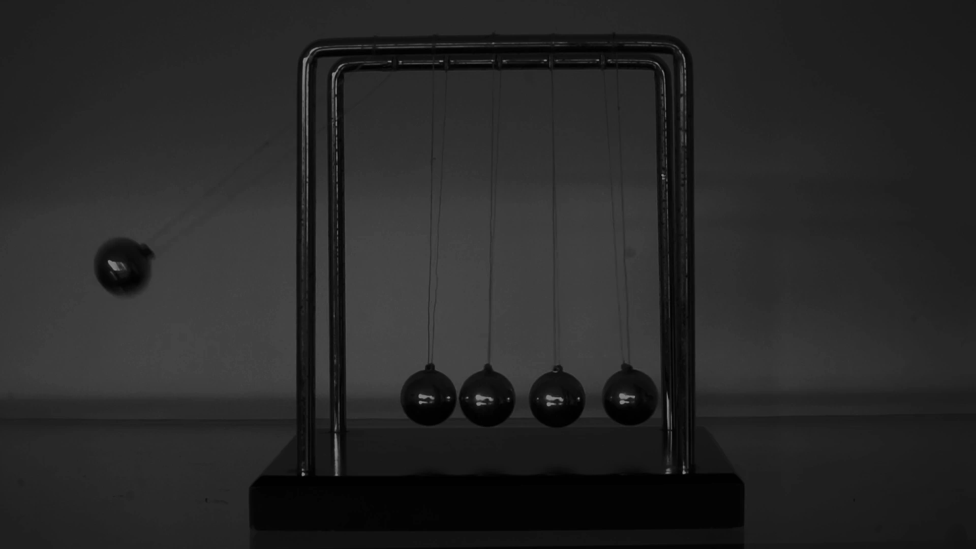 Reales Newton-Pendel mit einer angehobenen äußeren Kugel